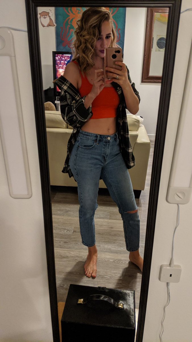 lioness_stream's tweet photo. Your favorite grungy annoyed older sister https://t.co/Z7z9GKOnG7