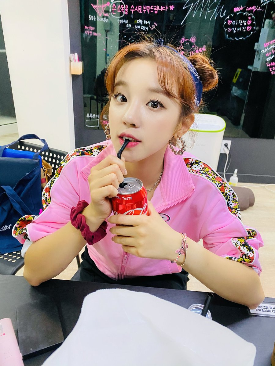 official_i_dle's tweet photo. [#우기] 오늘의 🎁
🐶🕶
우리 “런웨이브” 많이 많이 봐주세용���� https://t.co/AnasxZhOUK