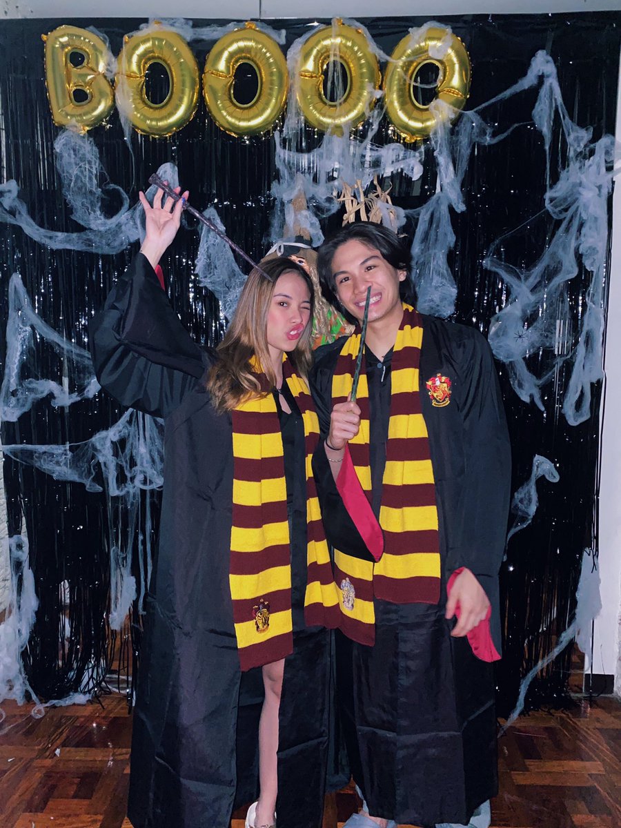 _baileysacot's tweet photo. a potterhead’s 2020 piece of advice: 
don’t let the muggles get you down! 👻🧹

happy halloween from your lovebugs of gryffindor! 🤓⚡️

p.s. 
stay safe everyone!!! 🙏🏼😷☔️ https://t.co/sILhkrmyMy