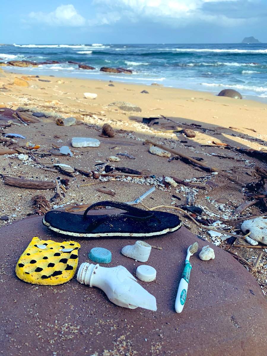 zsuzsettte's tweet photo. toothbrushes, spoons, straws, flip flops. billions polluting our oceans. good to join @yehaoqin @kuantingvision to clean up the mess. @NextGenTaiwan showing the way to #KeepTaiwanClean https://t.co/xvgDAu9oQg