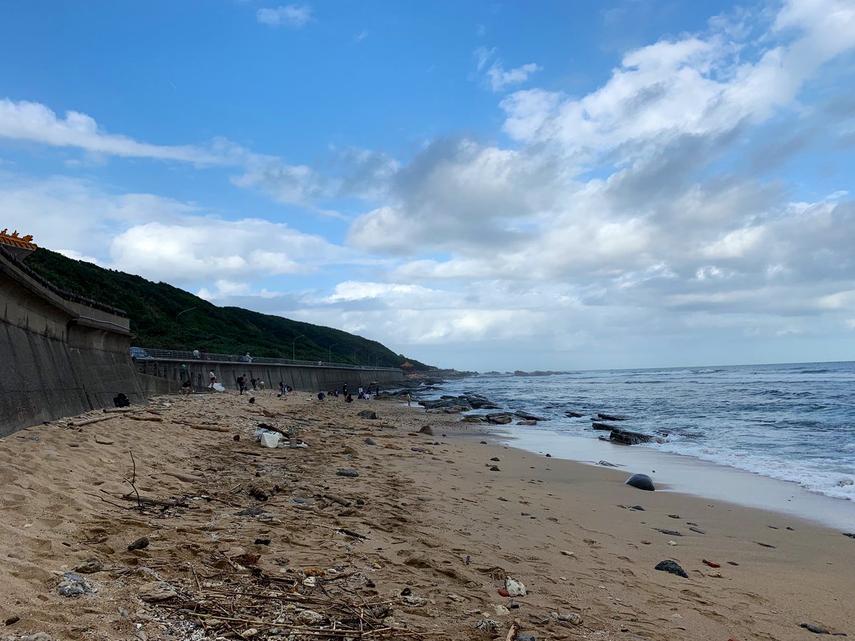 zsuzsettte's tweet photo. toothbrushes, spoons, straws, flip flops. billions polluting our oceans. good to join @yehaoqin @kuantingvision to clean up the mess. @NextGenTaiwan showing the way to #KeepTaiwanClean https://t.co/xvgDAu9oQg