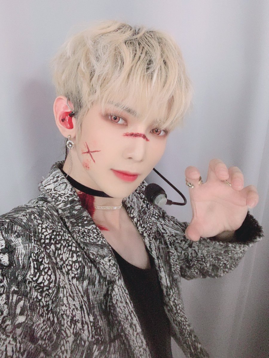 ATEEZofficial's tweet photo. [#여상] 크앙! 어제 할로윈기념 여라큘라🧛 (feat.윤라큘라🧛)
#ATEEZ #에이티즈 https://t.co/K70uRhV7k2