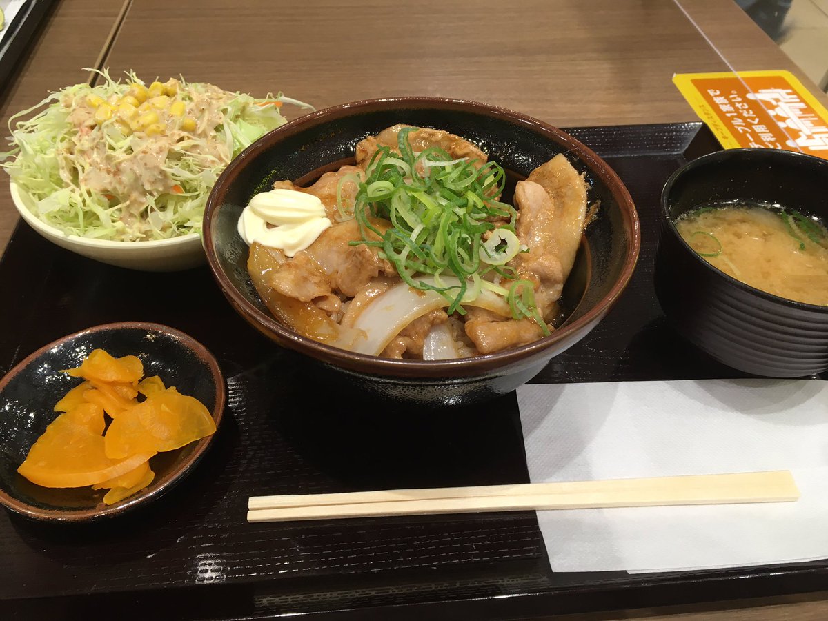 こま太 豚屋とん一さんで 旨だれ豚丼 のサラダ 味噌汁セットを 旨だれというより甘だれでしかも汁だく 後半 飽きてきました お肉も写真とは違って小さく 正直ちょっと残念でした やっぱりカツ丼ですかねー