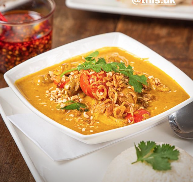 TunsgateQuarter's tweet photo. Happy Vegan Day! 🍛
Have you tried @@PhoRestaurant vegan curry? It is a rich, fragrant Vietnamese curry with veggies & mushrooms, served with broken rice & tofu.
#vegan #veganday #pho #tunsgatequarter #isupportguildford #curry #phokids https://t.co/WCHebWIbp6