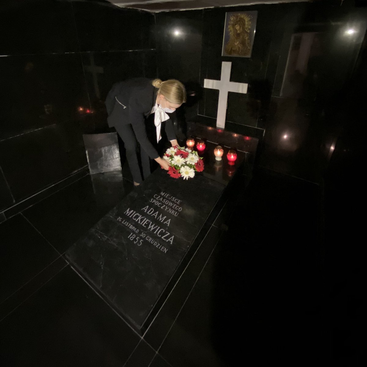 🕯️W dniu Wszystkich Świętych zapłonęły znicze na polskich mogiłach w Stambule i Adampolu. 1 listopada to dzień pełen zadumy i refleksji. Pamiętamy o rodakach, którzy swoje życie zakończyli z dala od Ojczyzny 🇵🇱. #1listopada #Adampol <a href="/MSZ_RP/">Ministerstwo Spraw Zagranicznych RP 🇵🇱</a>