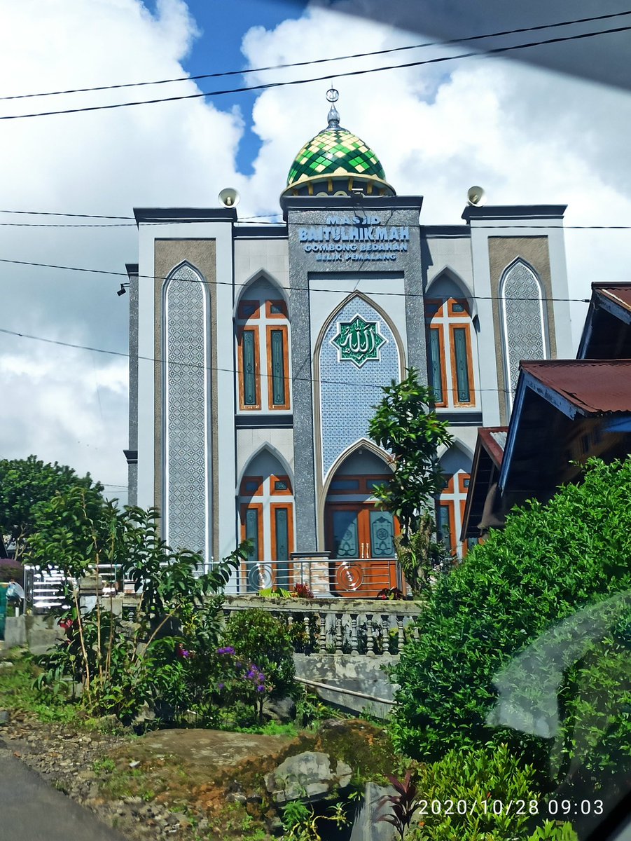 Konon ini sebuah masjid di Pemalang. Ada berapa kabel listrik yang kelihatan? Fokus pada kabel listrik ya. Sekali lagi fokus!