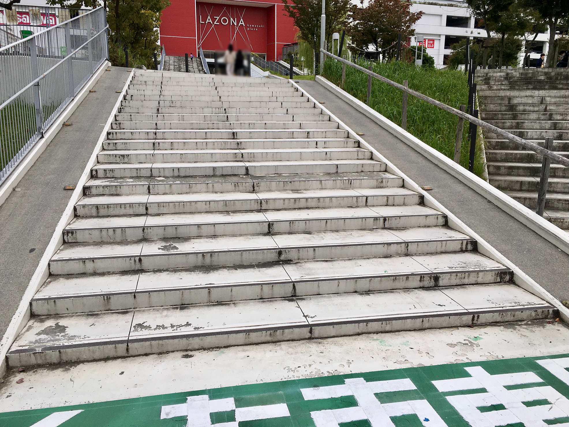 ピアニスト たっくやまだ 川崎 横浜のピアノ教室 たっくやまだミュージックスクール 主宰 Lalafanlazona 本日 ラゾーナ川崎 中央駐輪場を利用した者です 自転車用スロープ付き階段を使って上まで登った所 右側の 自転車を押して通らなければ