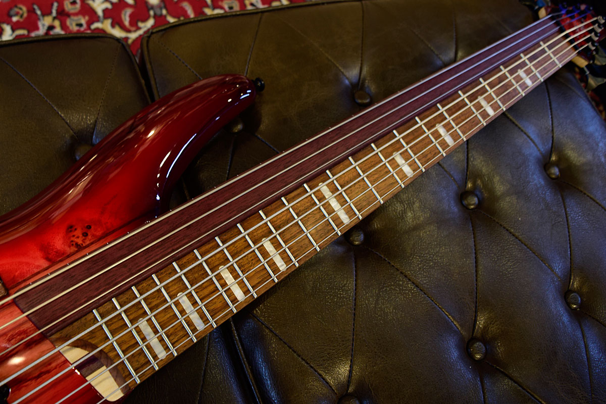 新宿店】フレッテッド4弦+フレットレス3弦の驚異の7弦ベース!Ibanez 新宿店】フレッテッド4弦+フレットレス3弦の驚異の7弦ベース!Ibanez