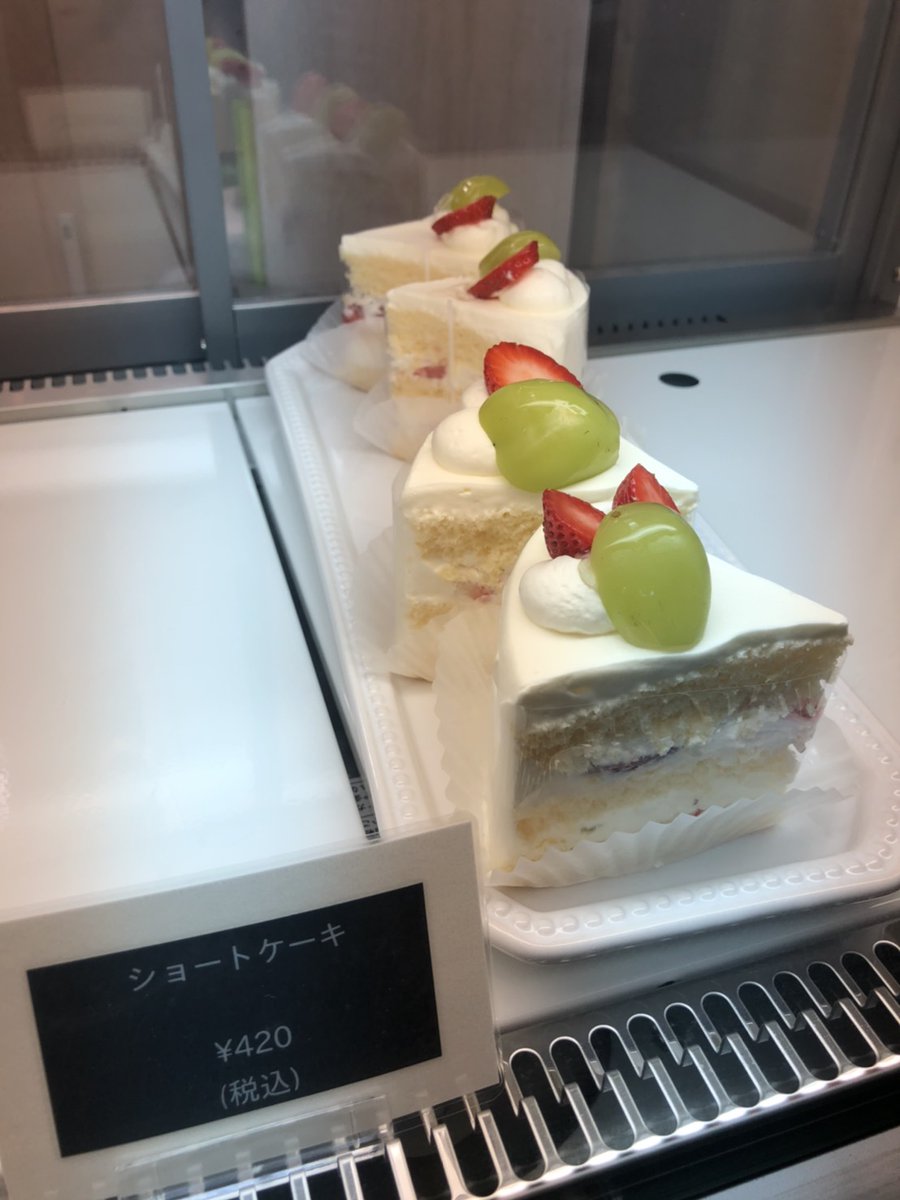 mayu_alice_gen's tweet photo. 昨日玉野市玉にオープンしたケーキ屋さん😊
Le gris✨
早速行きました👍
ティラミスもショートケーキも美味しかったです🎵
住所は玉野市玉4-11-17です😁
#岡山県 #岡山 #玉野市 #玉野 #玉 #ケーキ屋 #Legris #新店舗 https://t.co/fq8UN97IlZ