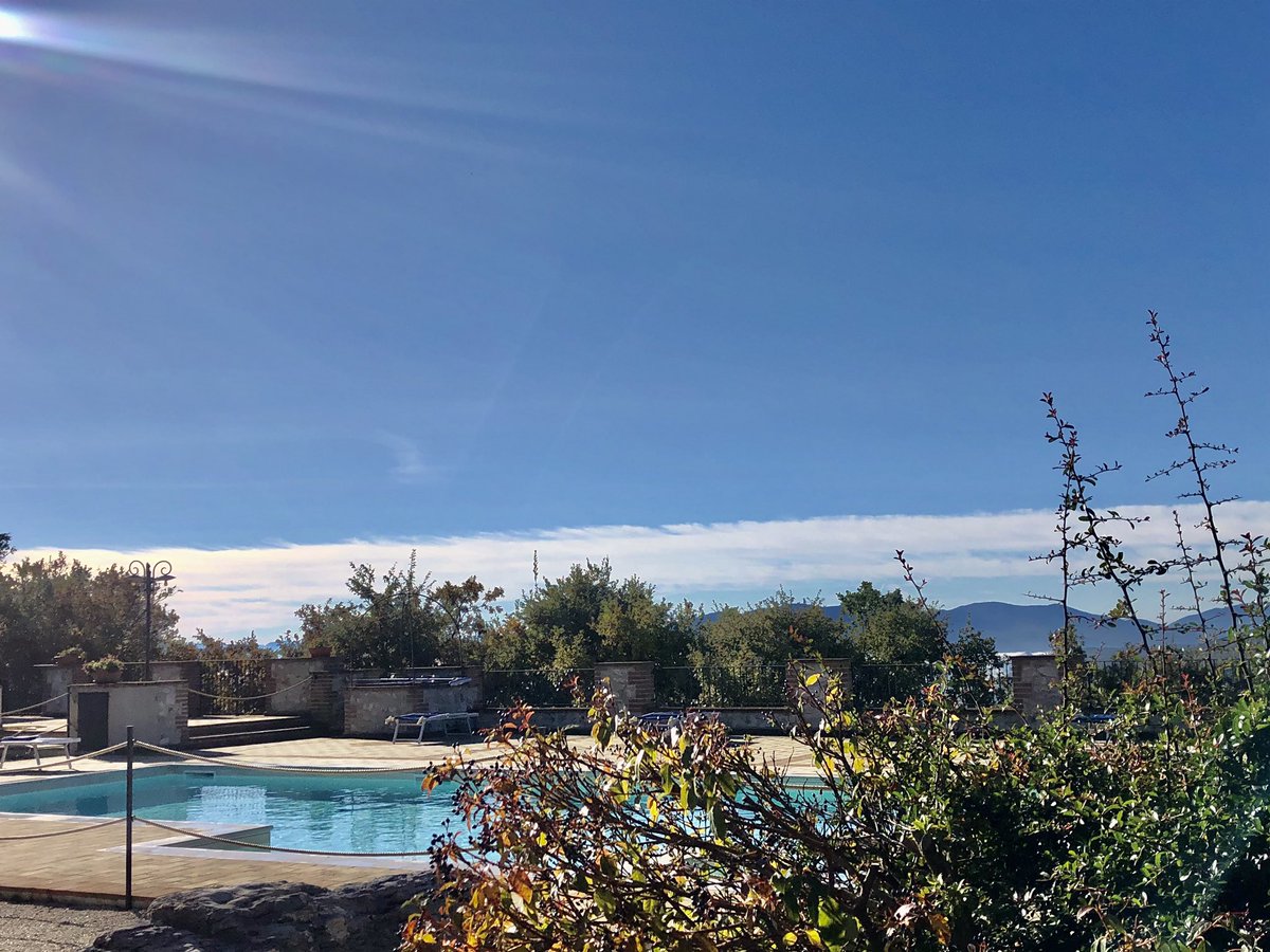 InfoLasomma's tweet photo. Buongiorno dal nostro paradiso Terrestre!!! 🌸☀️🏡🥰
Siamo a Montebibico, Spoleto (Perugia )📢📢
#agriturismolasomma#agriturismo #agriturismoitalia #vacanze#turismoitalia #spoleto #spoletolovers #natura #relaxtime😎 #autunno🍁 #parasiso #italia #spoleto ❤️ https://t.co/vpaTrSth6U https://t.co/J0bURMBYbl