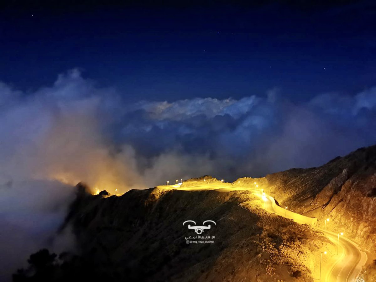 لحظات المساء ونفحات الهواء العليل، والضباب عندما يلتف حول جبال السودة بمنطقة عسير بعدسة المبدع فايع الالمعي<a href="/Eng_FayaAlalmai/">م. فائع الألمعي</a>
#السياحة_في_عسير