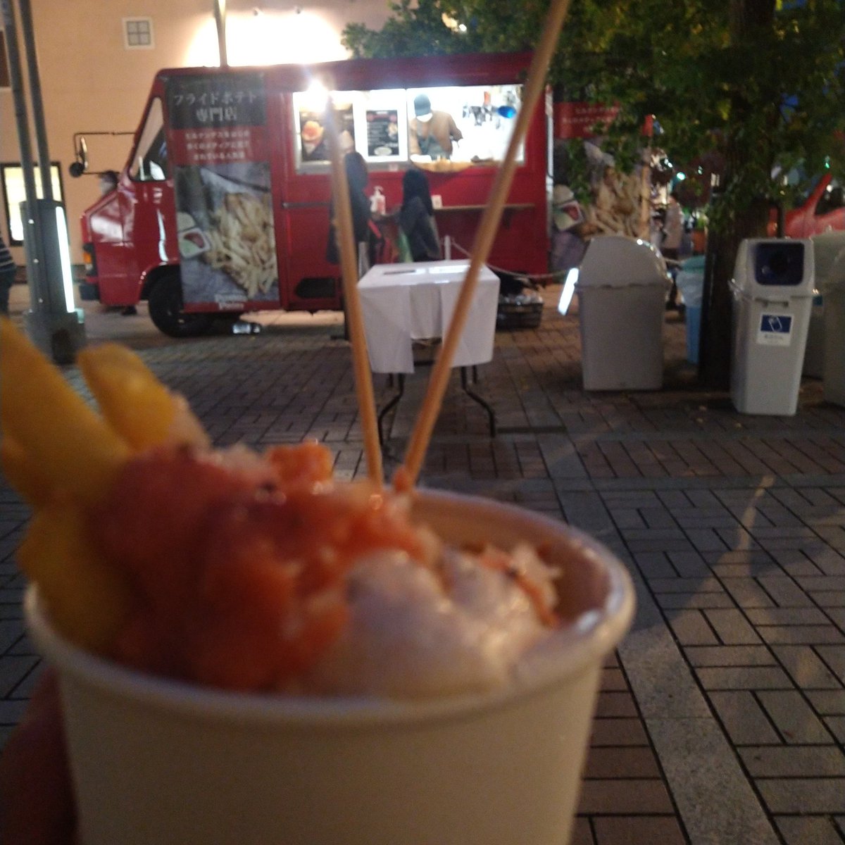 yoshiyamanaka's tweet photo. キッチンカーって色々あるし、色んな人いるし楽しいよね。
大きなの一つ欲しいなー。
#cocorotus #pommesprost #フライドポテトおいしいよ https://t.co/wTjbEpnHzp