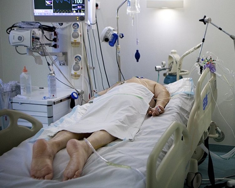 TonyAguilarOfi's tweet image. A los negacionistas y alborotadores que tiran piedras y adoquines a la policía. A los guays que a pesar del toque de queda celebran fiestas ilegales... los llevaba yo a dar una vuelta por las UCIS, a ver a las personas luchando por su vida.