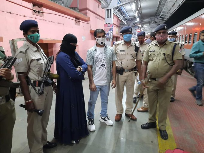 Bajrang dal karyakartas caught the person at Jajpur, Odisha while fleeing with the Hindu Girl to West Bengal and then Dubai. They rescued the Girl & handed over to the family.