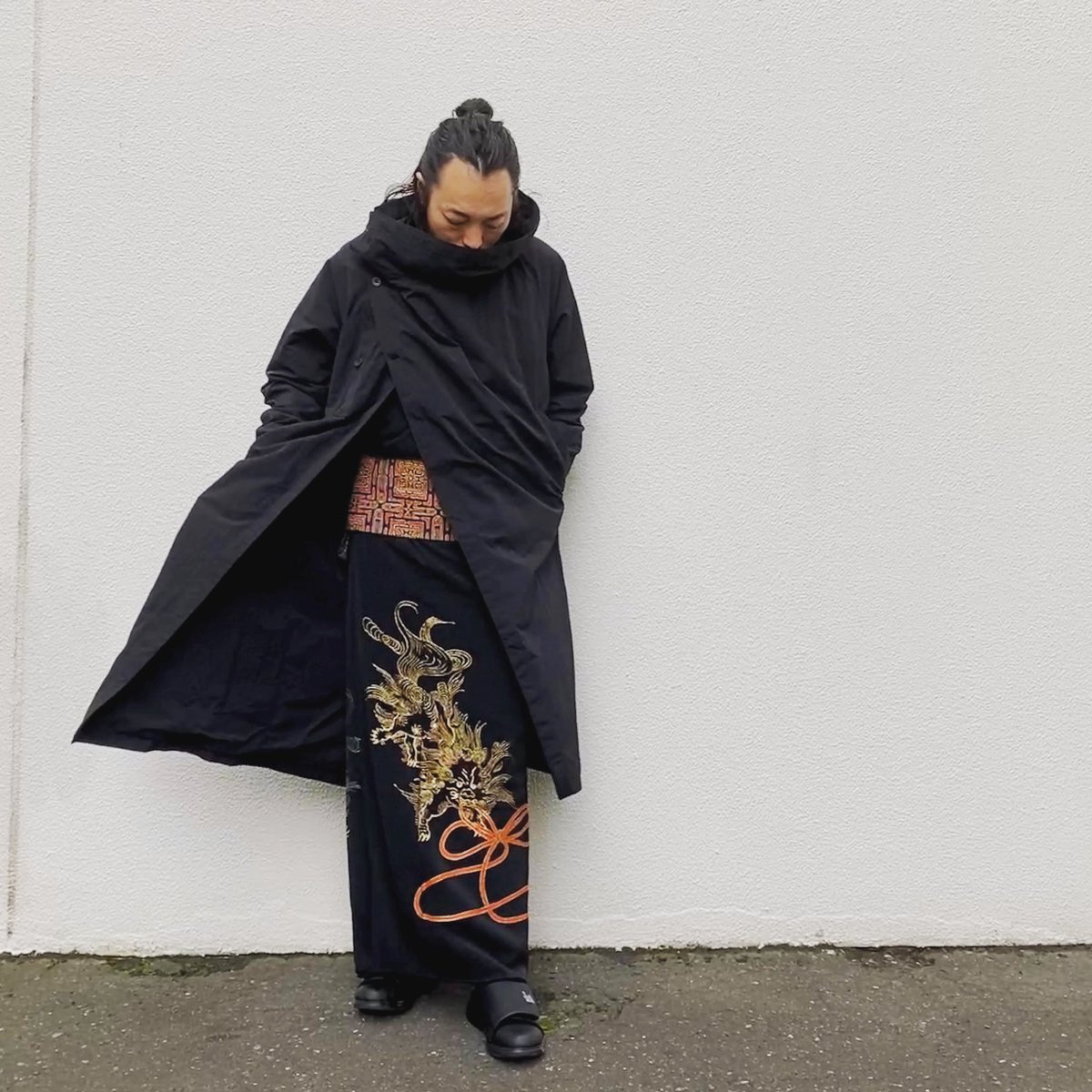 masakimono_jp's tweet photo. 【洋コートと黒留袖】
洋コート、黒留袖、アイヌ帯、全体としては中華っぽくなった。
袖が太めなので秋を待ってた。
#着物男子 #男の着物姿 https://t.co/8F1gyvdBSn