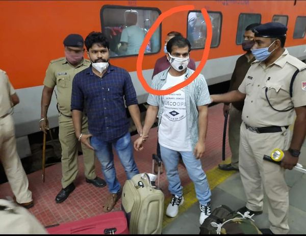 Full details of the case : Yesterday evening (31-10-2020) A Muslim Boy Sabir Ali from Murshidabad (WB) lured a Hindu Girl & taken her secretly by train. Karyakartas of  #BAJRANGDAL Shri Debasish Raut, Odisha Purva, with the help of RPF apprehended him contd..