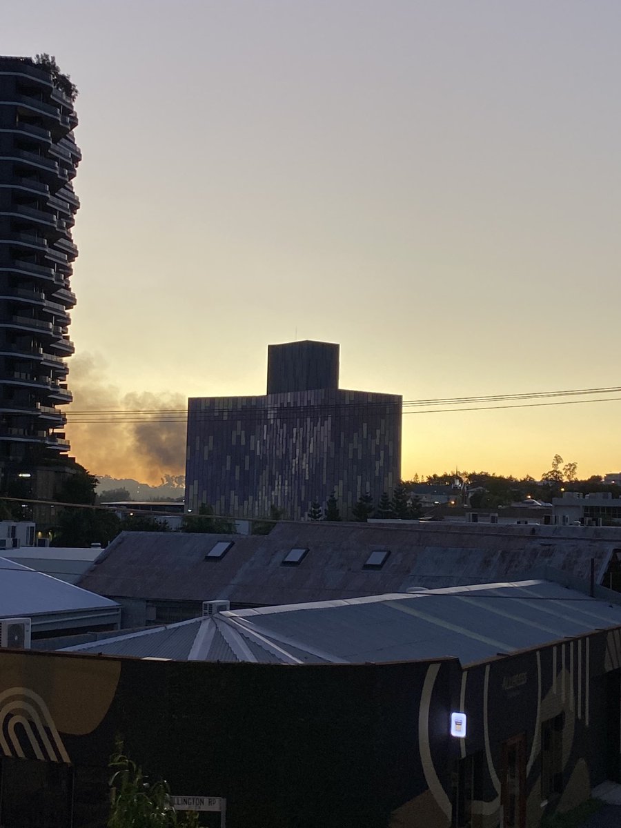camparker62's tweet photo. #brisbane #fire somewhere to the west of #woolloongabba https://t.co/HiMcWrSa4N