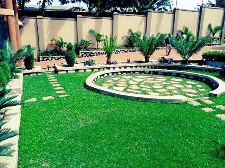 SakwaUg's tweet photo. MANSION FOR SALE IN #KYENGERA #MASAKA ROAD::#6BEDROOMS,#6BATHROOMS,#4BOY'S QUARTERS, SEATED ON #30DECIMALS ASKING PRICE #900MILLIONS UGX SLIGHTLY NEGOTIABLE WITH TITLE ON TABLE. Follow our Twitter handle of @SakwaUg for more properties or contact us on
+256701033843(WhatsApp) https://t.co/1nsrWTvhtX