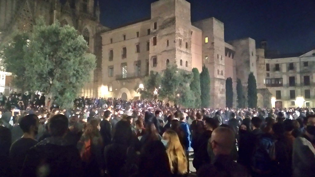 JaimePalomera's tweet photo. Adivinad en cuántas portadas han salido las 4.000 personas que ayer se manifestaron a favor de la paralización de los desahucios. Y ahora, imaginad en cuántas hubieran salido si hubiera sido sobre okupación. Nada, a seguir hasta que no haya otra alternativa que hablar de ello. https://t.co/RG7X1ouk6T