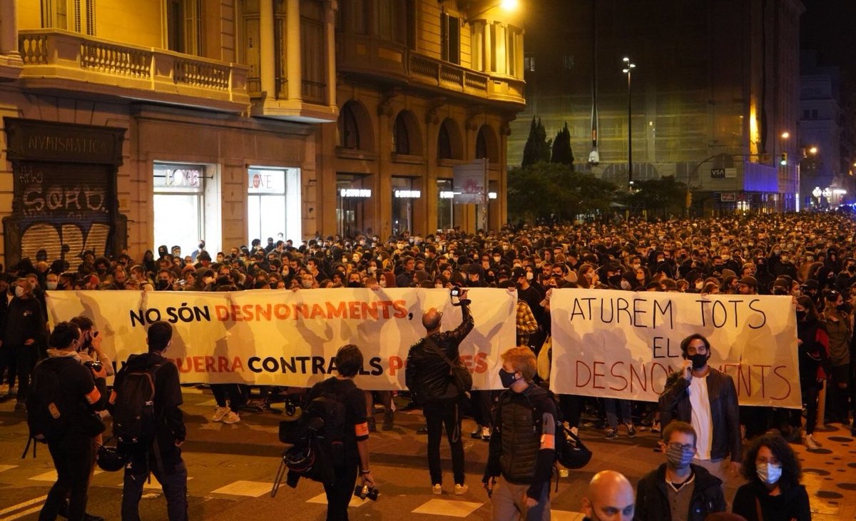 JaimePalomera's tweet photo. Adivinad en cuántas portadas han salido las 4.000 personas que ayer se manifestaron a favor de la paralización de los desahucios. Y ahora, imaginad en cuántas hubieran salido si hubiera sido sobre okupación. Nada, a seguir hasta que no haya otra alternativa que hablar de ello. https://t.co/RG7X1ouk6T
