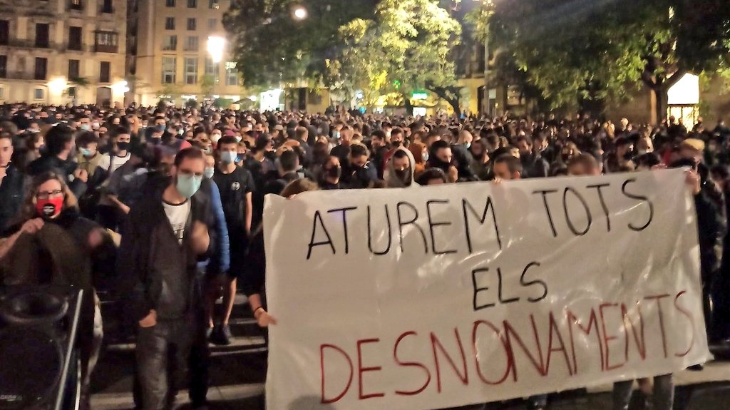 JaimePalomera's tweet photo. Adivinad en cuántas portadas han salido las 4.000 personas que ayer se manifestaron a favor de la paralización de los desahucios. Y ahora, imaginad en cuántas hubieran salido si hubiera sido sobre okupación. Nada, a seguir hasta que no haya otra alternativa que hablar de ello. https://t.co/RG7X1ouk6T