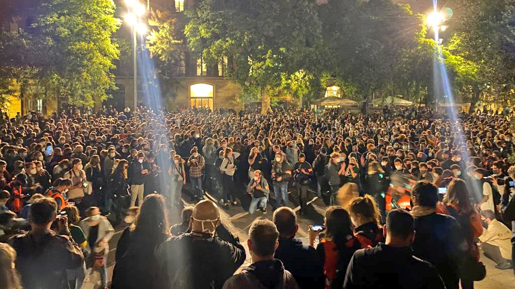 Adivinad en cuántas portadas han salido las 4.000 personas que ayer se manifestaron a favor de la paralización de los desahucios. Y ahora, imaginad en cuántas hubieran salido si hubiera sido sobre okupación. Nada, a seguir hasta que no haya otra alternativa que hablar de ello.