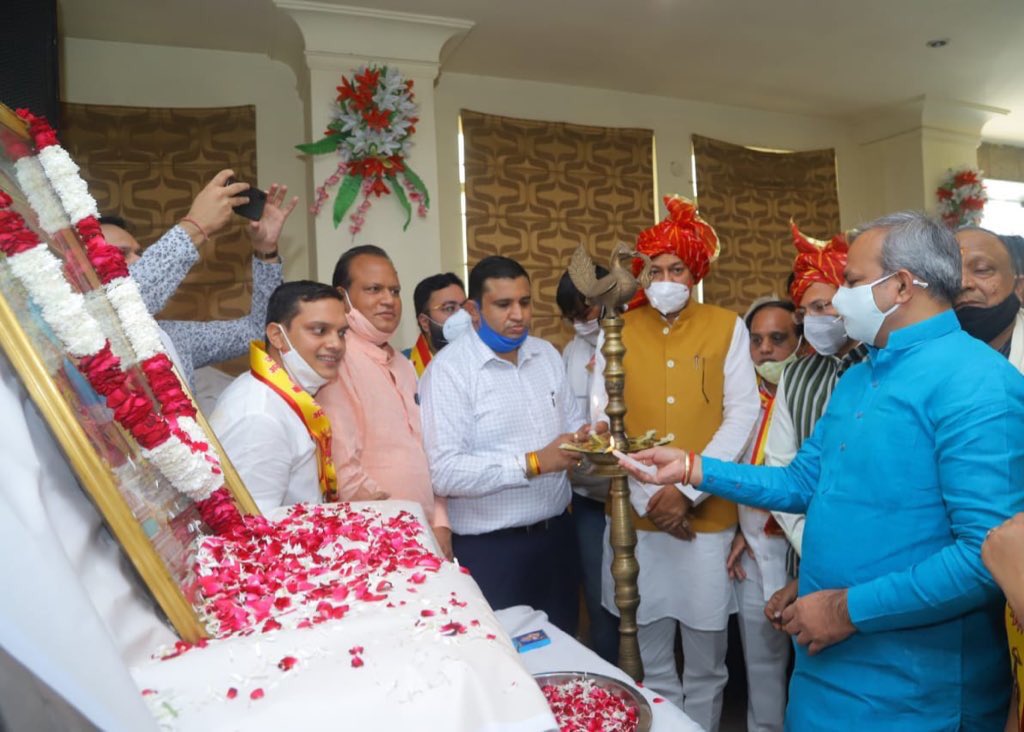 adeshguptabjp's tweet photo. कर्मयोगी लोकनायक के रूप में महाराजा अग्रसेन जी के विचार और आदर्श एवं मानव कल्याण के प्रति उनका समर्पण हमारी युवा पीढ़ी के लिए प्रेरणा का केंद्र हैं।

आज दिल्ली के रोहिणी में आयोजित ‘महाराजा अग्रसेन जयंती कार्यक्रम’ की कुछ झलकियाँ। https://t.co/OpP5j6ZuPt