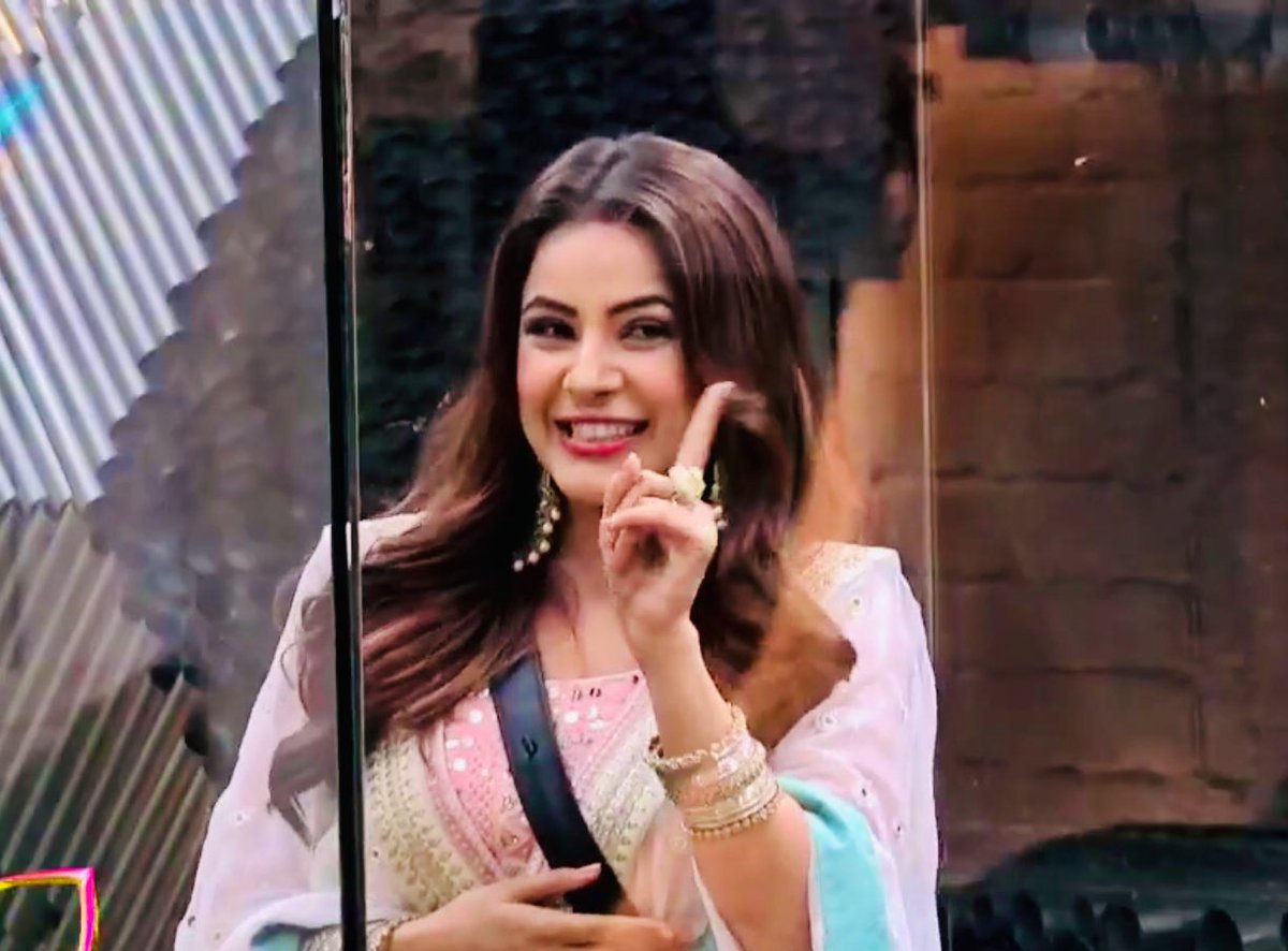 BasantiSharma_'s tweet photo. #ShehnaazReturns in #BB14 House ..😍😍#today  #weekendkawar ..i just love to she her return in bigboss house  ...#crush @ishehnaaz_gill https://t.co/3gyBVorBgU