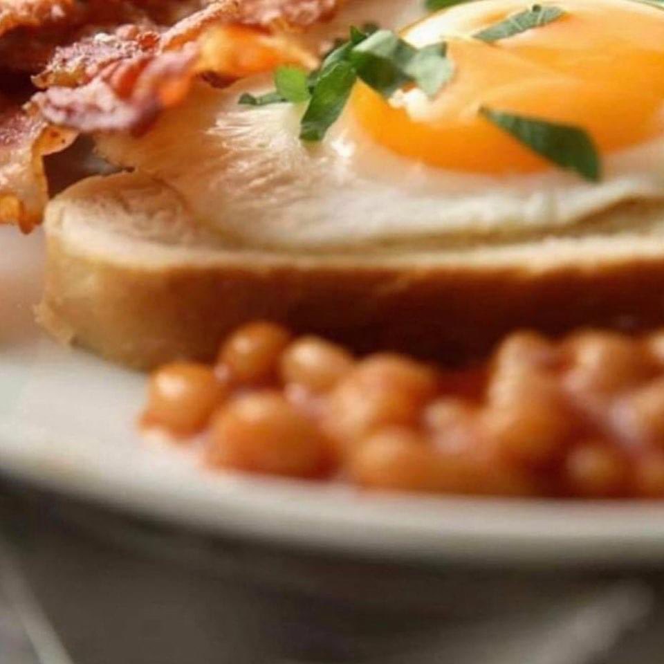EcclestonArms's tweet photo. Our chefs are busy already preparing #NoCookingSunday
Orders now being taken for breakfast & roast dinners delivered to ur door by our fantastic @SPFCHARITY team.
Maybe it will be @PScully13 our very own milk tray man ⛹🏻♀️
Call 01744881881 to order
#sundayroast #takeaway https://t.co/rFQrPw8kby