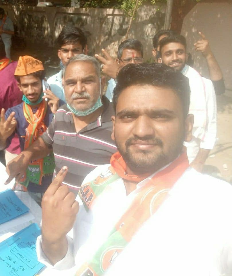 rpbreakingnews's tweet photo. इन्होने तो वोट डाल कर शेयर की अपनी सेल्फी और आपने...?
आप भी वोट डालने के बाद अपने सोशल हैंडल पर शेयर करें अपनी सेल्फी हैश टैग #SelfieWithInk के साथ पाएं पत्रिका डिजिटल पर आने का मौका
#NagarNigamElection2020 #PatrikaTv #RajasthanPatrika https://t.co/tajvd6Ppbh