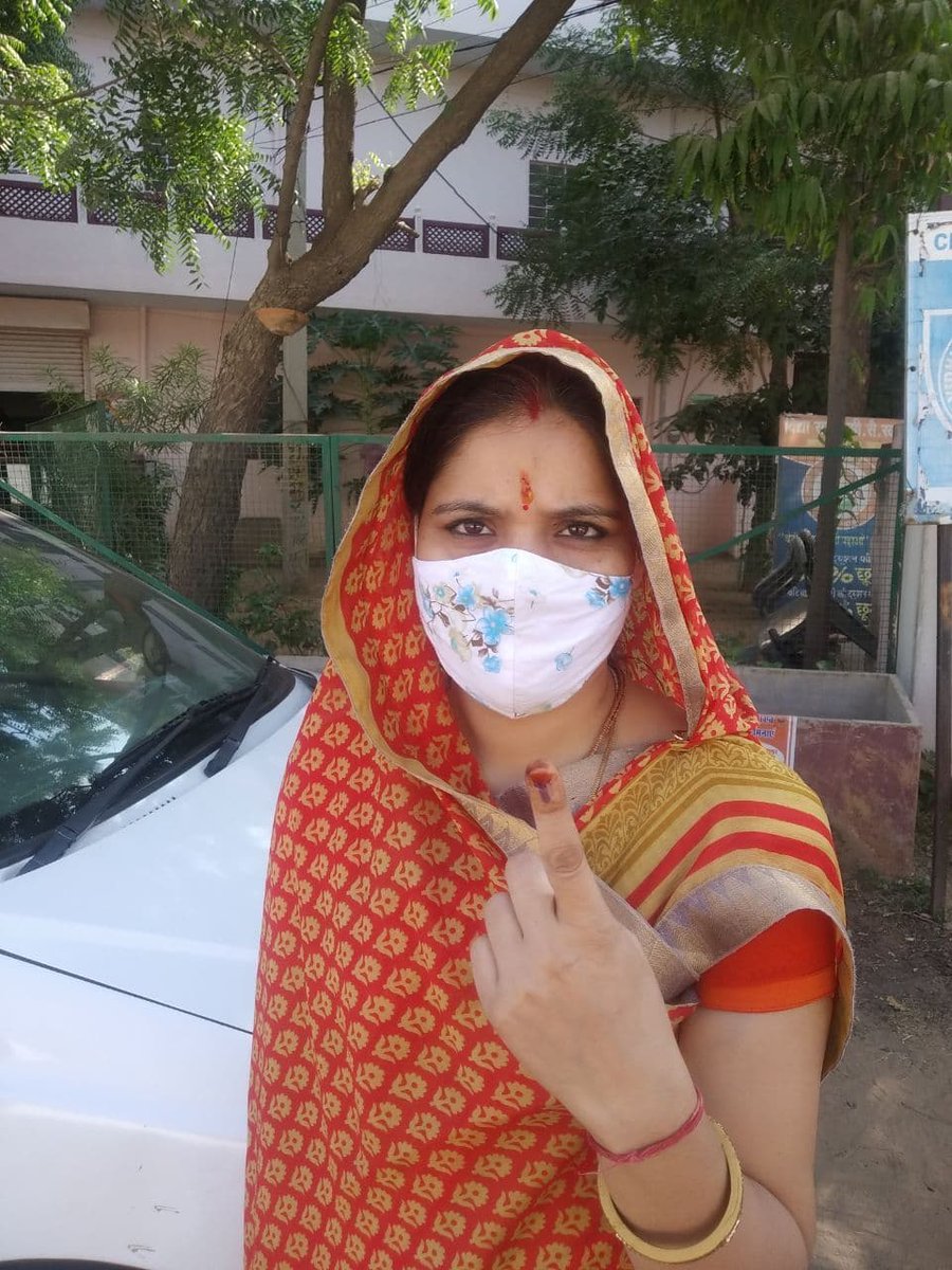 rpbreakingnews's tweet photo. इन्होने तो वोट डाल कर शेयर की अपनी सेल्फी और आपने...?
आप भी वोट डालने के बाद अपने सोशल हैंडल पर शेयर करें अपनी सेल्फी हैश टैग #SelfieWithInk के साथ पाएं पत्रिका डिजिटल पर आने का मौका
#NagarNigamElection2020 #PatrikaTv #RajasthanPatrika https://t.co/tajvd6Ppbh