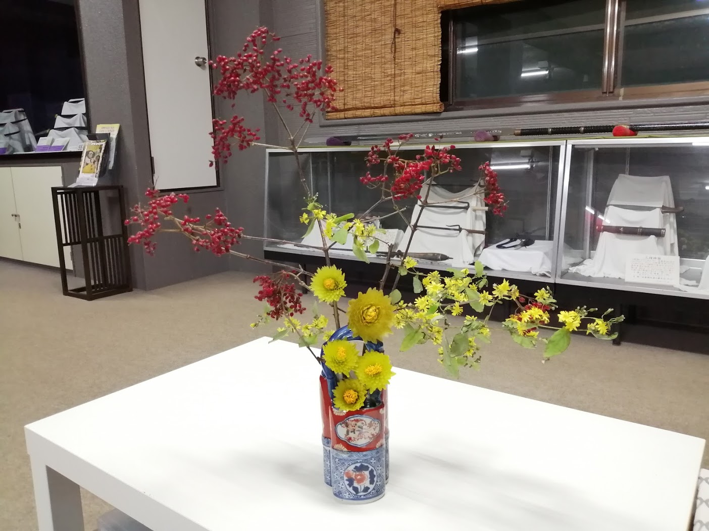 むーやん 職場の生け花 備前焼の一輪挿し ヤクシソウ 有田焼の桶型花瓶 花弁を抜いたダリア ヤクシソウ ヨウゾメ ヤクシソウはすごく可愛いお花なのですが ビックリするくらい散る上に 水揚げがよろしくないのでオススメしません