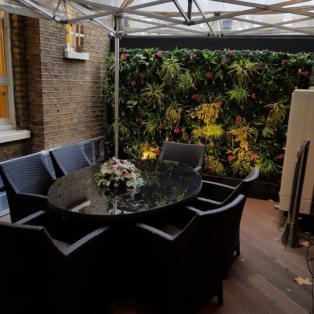 Our Belgravia Pimlico Road gallery has a welcoming enclosed courtyard. It has been a firm favourite with clients as a cozy outdoor viewing area.
@ThePimlicoRoad
#courtyard
#pimlicoroad
#belgravia
#sheltered
#popupshelter
#livingwall
#decking
