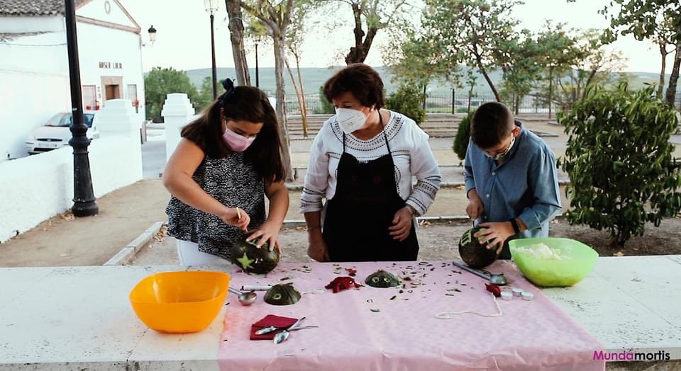 Para empezar este bonito domingo, os traemos un Taller virtual de faroles de melón, ¿Los tenéis preparados 🍈?
¡Todavía estáis a tiempo! 🏃‍♀️🏃‍♂️

Se podrá ver a partir de las 11:00h. a través de Facebook Turismo Monturque

#JornadasMundamortis2020