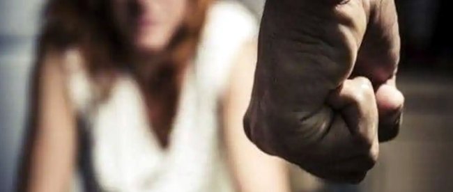 девушка показывает кулак. девушка в стрессе. нападение на девушку на улице. парень угрожает девушке пистолетом. мужчина угрожает девушке.