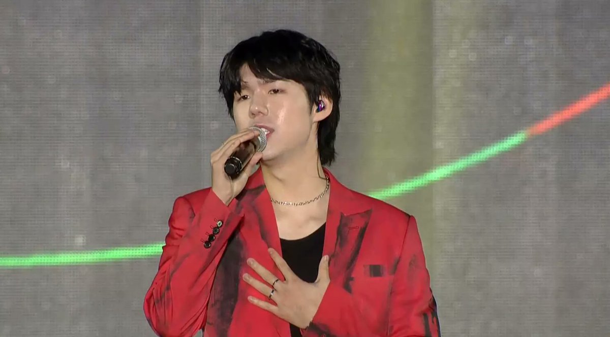 hellokpop's tweet photo. What an amazing “Start” to #KMDF2020, as #Gaho soars with his energetic performance of the track “Fly”! ✨

#KMDF #KoreaMusicDriveInFestival 
@Overlook_KMDF https://t.co/wflX5MYDcu