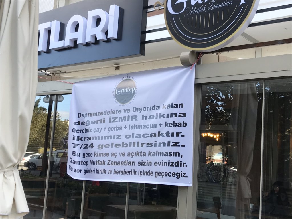 genclik komiteleri no twitter yasasin dayanisma deprem anindan itibaren depremzedelerle calisanlarla ve gonullulerle ucretsiz sekilde cay ve yemek dayanismasi gosteren izmir bayrakli da bulunan gantep mutfak zanaatlari na ve emekcilerine izmir