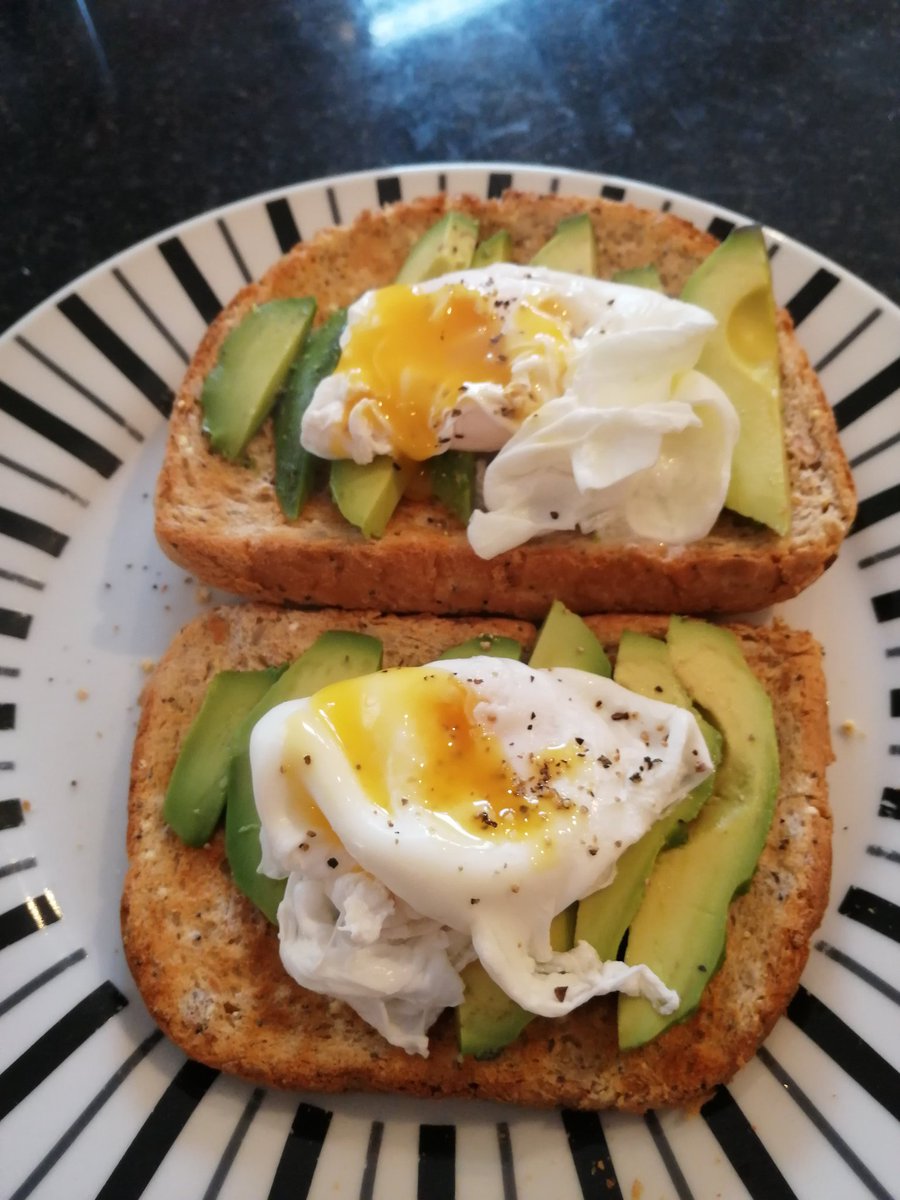 So simple, so tasty and also pretty healthy 😋🍞🥑🥚#veggiebreakfast #brunch #yummy