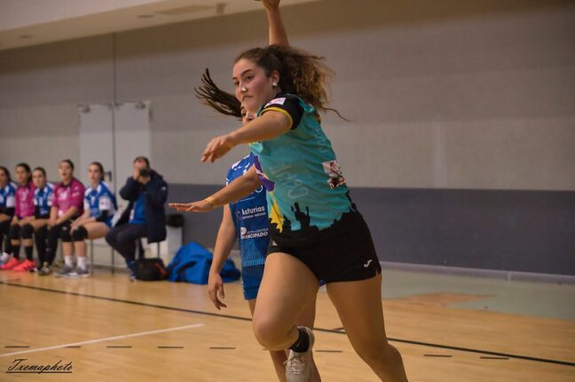 CBalonmanoPF's tweet photo. 📰 CRÓNICA | Las imprecisiones finales lastran a las Vacceas. 
Ya disponible la crónica de nuestro partido de ayer en tierras gallegas ➡️ https://t.co/pC17za3NA8 https://t.co/hFMCe0lZpV