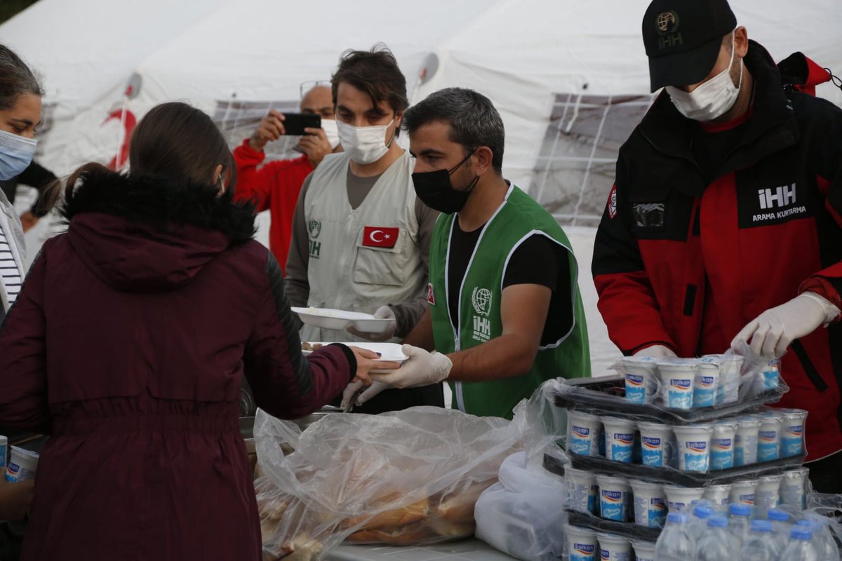 ihhytm's tweet photo. 🥫 İzmir'de depremden etkilenen vatandaşlarımıza farklı noktalarda sıcak yemek ikramında bulunuyoruz.

Umutlu bekleyişimiz devam ediyor.
#izmir #deprem https://t.co/ppLsz91T8B