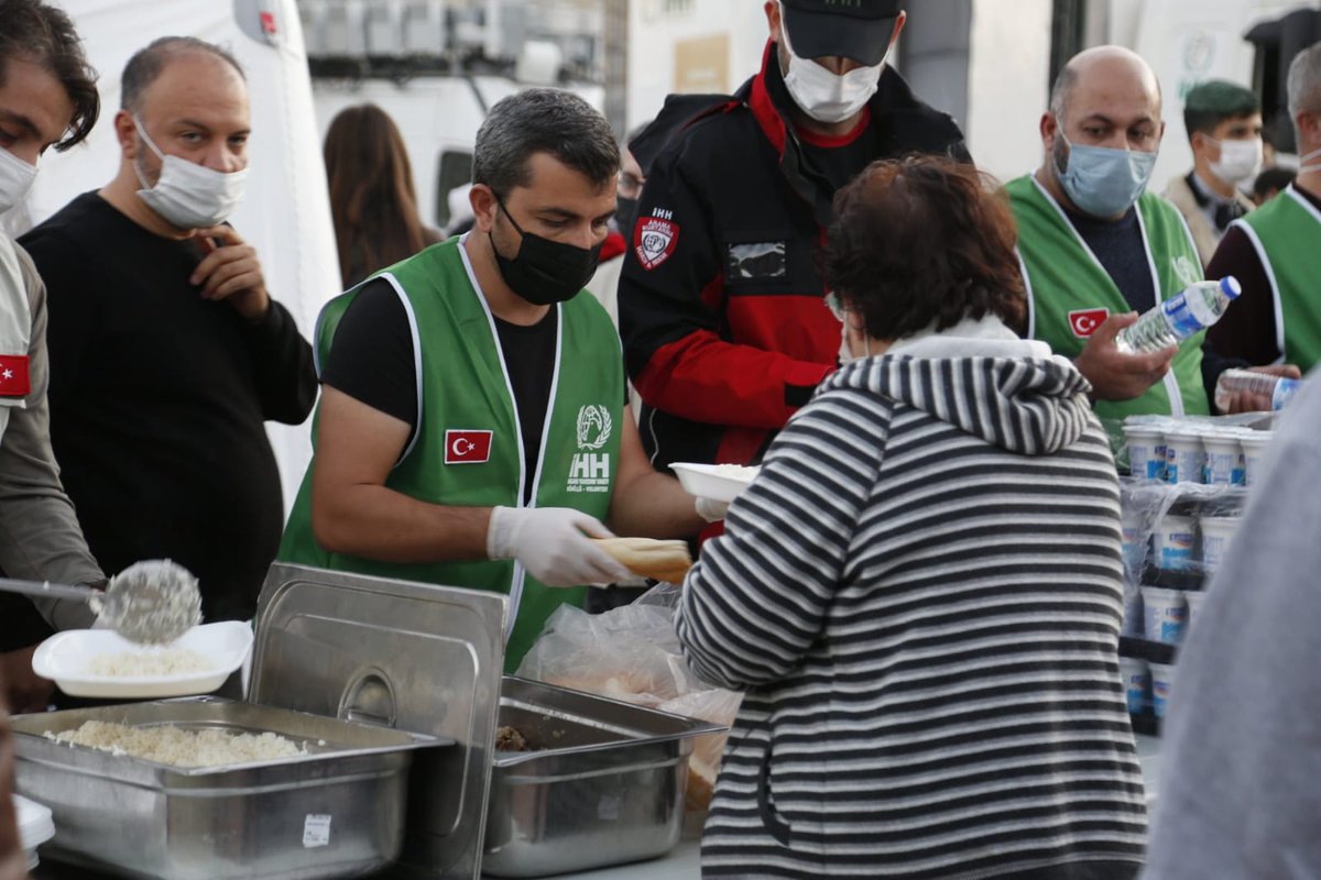 ihhytm's tweet photo. 🥫 İzmir'de depremden etkilenen vatandaşlarımıza farklı noktalarda sıcak yemek ikramında bulunuyoruz.

Umutlu bekleyişimiz devam ediyor.
#izmir #deprem https://t.co/ppLsz91T8B
