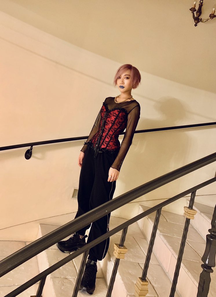 reop_yyy's tweet photo. 🥀🖤👻Trick or Treat👻🖤🥀

昨日のメイクと衣装はこんな感じでした💄👗✨
テーマは「Gothic and Street」
そして👟はNIKE @Nike @nikejapan 

https://t.co/5pMsBPG8UA

#teru_liveathome 
#glayapp 
#vividneon
#reo https://t.co/2OsOiV78Zb