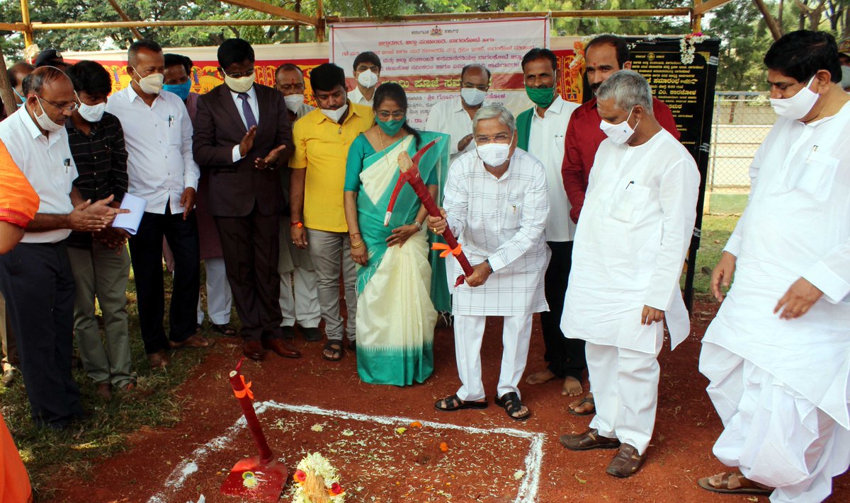 ಜಿಲ್ಲಾ ಕ್ರೀಡಾಂಗಣದ ವಿವಿಧ ಕಾಮಗಾರಿಗಳಿಗೆ ಡಿಸಿಎಂ ಕಾರಜೋಳ ಚಾಲನೆ
ಬಾಗಲಕೋಟೆ: ನವೆಂಬರ 01 (ಕರ್ನಾಟಕ ವಾರ್ತೆ) : ನವನಗರದ ಜಿಲ್ಲಾ ಕ್ರೀಡಾಂಗಣದಲ್ಲಿರುವ ಈಜುಗೊಳ ನವೀಕರಣ ಸೇರಿದಂತೆ ವಿವಿಧ ಅಭಿವೃದ್ದಿ ಕಾಮಗಾರಿಗಳಿಗೆ ಉಪ ಮುಖ್ಯಮಂತ್ರಿ ಗೋವಿಂದ ಕಾರಜೋಳ ಭೂಮಿ ಪೂಜೆ ನೆರವೇರಿಸುವ ಮೂಲಕ ರವಿವಾರ ಚಾಲನೆ ನೀಡಿದರು.