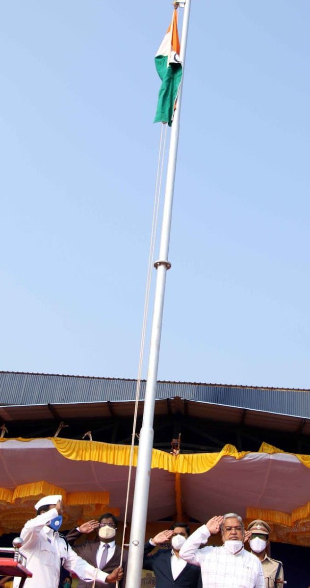 ಬಾಗಲಕೋಟೆ: ನವೆಂಬರ 01 (ಕರ್ನಾಟಕ ವಾರ್ತೆ) : ನವನಗರದ ಜಿಲ್ಲಾ ಕ್ರೀಡಾಂಗಣದಲ್ಲಿ ಕನ್ನಡ ರಾಜ್ಯೋತ್ಸವ ಅಂಗವಾಗಿ ಕನ್ನಡಾಂಭೆಯ ಭಾವಚಿತ್ರಕ್ಕೆ ಉಪ ಮುಖ್ಯಮಂತ್ರಿ ಗೋವಿಂದ ಕಾರಜೋಳ ಅವರು ಪೂಜೆ ಸಲ್ಲಿಸಿ ಪುಷ್ಪ ಅರ್ಪಿಸಿದರು. ನಂತರ ಧ್ವಜಾರೋಹಣ ನೆರವೇರಿಸಿದರು.