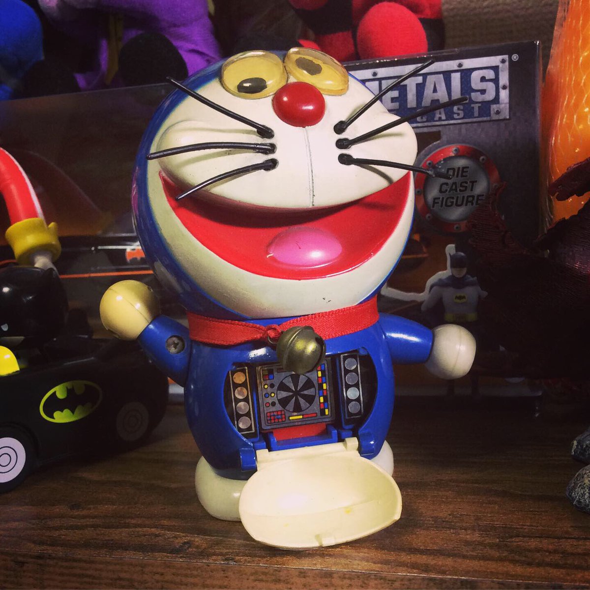 クロシバ 中野ブロードウェイでレトロなドラえもんのオモチャをげっと 一応後頭部から秘密道具入りのボールを入れて しっぽを引っ張るとバネでポケットから道具が飛び出す仕組みです でも壊れててボールが詰まっちゃう 目がイっちゃってるのがお気に入り