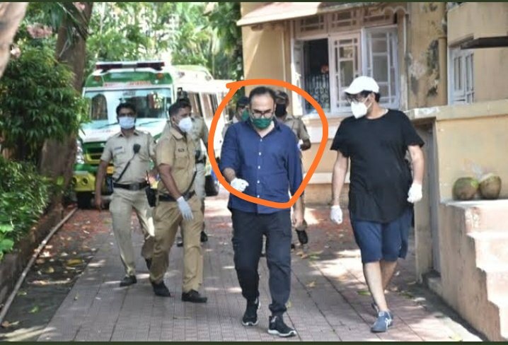 RuhiZ9880's tweet photo. Just Compare 2 of these pictures.

If he was Neeraj Navare, then he is a make-up artist.

Why did he go to Sushant's house on 14th June ??

#SSRJusticeDelayed 

@ips_nupurprasad 
@PMOIndia 
@HMOIndia 
@NiteshNRane 
@NitishKumar 
@DoPTGoI 
@ManojTiwariMP 
@NIA_India 
@ravikishann https://t.co/DkmKWpcXzB