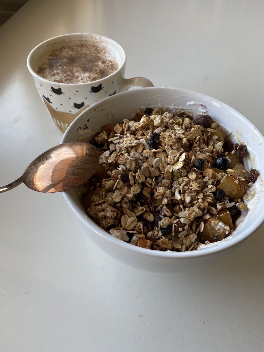 GloriaVsEve's tweet photo. Der #Covember startet entspannt mit einem herbstlichen Frühstück mit dem liebsten Menschen und der neuen Folge AAA https://t.co/I7SQGXiscO