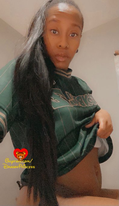 1 pic. Your sleepy dragongirl gf wants cuddles..🥺💕 https://t.co/CdnZeJDz4j