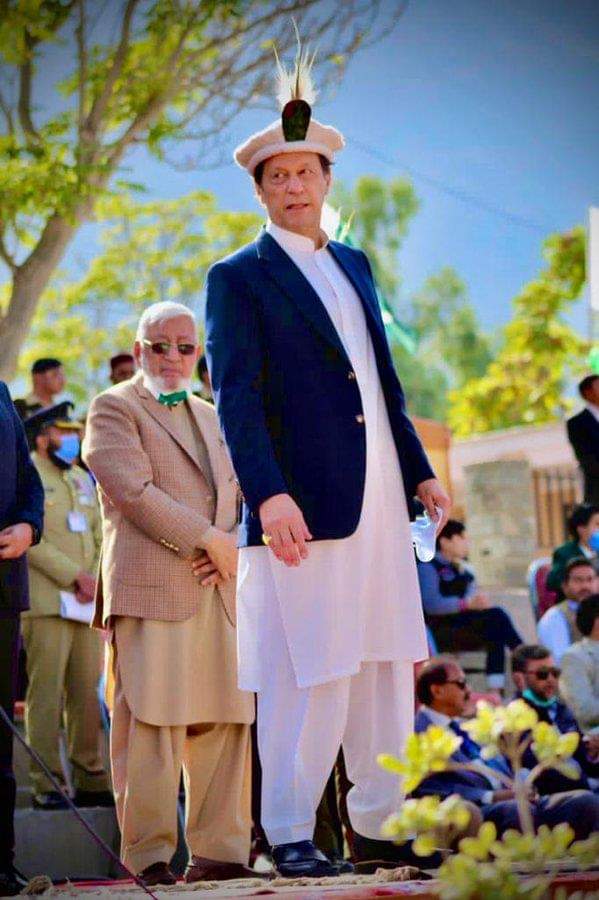 YasserS99's tweet photo. PM @ImranKhanPTI at #AzadiParade ceremony in connection with the 73rd Independence Day of #GilgitBaltistan in #Gilgit. Peshawari Chappal & traditional GB cap ❤
The #PMIK paid tribute to #GilgitScouts & martyrs who sacrifices their lives for the liberation of this region. https://t.co/IdwIxVejvE