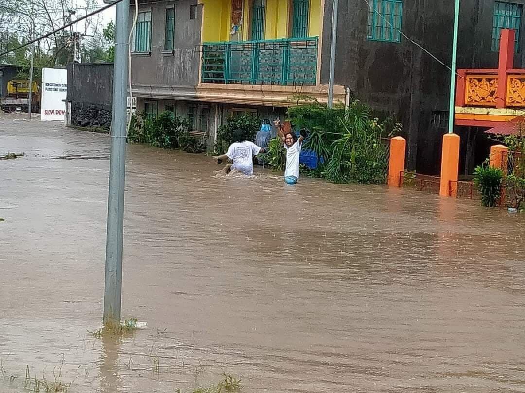 NeilLienKram's tweet photo. Look! A smile in the middle of a catastrophe.  

Even in the midst of disasters, Filipinos still manage to laugh. This is what we call resiliency. (c) #PrayForPhilippines 

Photo from ‘The Freeman’ https://t.co/8VC4NzacHV